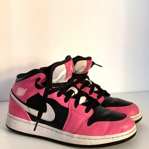 Air Jordan 1 mid Pinksicle  - Säljer nu mina Jordan's då jag tröttnat på dom. Dom är sparsamt använda, dock har dom creasing och en spricka på utsidan av vänsterskon men inget man lägger märke till. Orginalkartong medföljer. ‼️ köptes för ca 2500kr på Stadium Goods.
