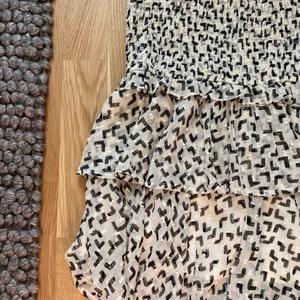 Volangkjol - Superfin volangkjol från Lindex i storlek xs! Köptes i somras men har tyvärr inte kommit till användning mer än ett par tillfällen. Köparen står för frakten💕