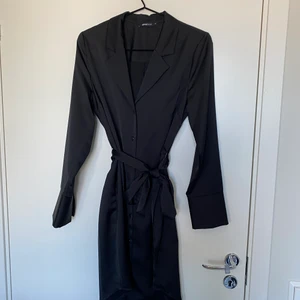 svart sidenklänning  - oanvänd klänning i siden-liknande material. 