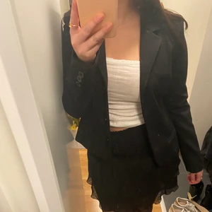 Svart kavaj - Basic (men supersnygg) svart kavaj från saint tropez. Köpt för cirka 600kr förra vintern, så den har bra kvalite och i nyskick. Storlek M🌟