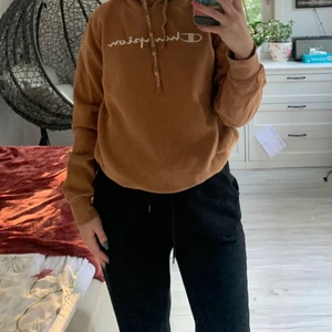 Champion Hoodie - Champion, hoodie, storlek M  Väldigt unik och fin hoodie, perfekt nu till hösten.  Den är i storlek XL, dock passar den mig som brukar ha storlek S-M.  Använd få par gånger, som ny.   Passar utmärkt för tjejer och killar.