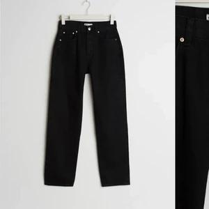 Svarta Jeans - Säljer dessa svarta jeans från Gina pga att dom inte passar mig. Dom är inte alls mycket använda och ser ut som nya. Passar både storlek 36 och 38
