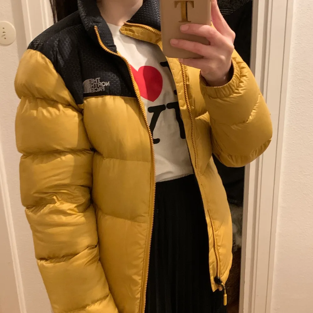 Perfect condition North Face down puffer jacket. Size small men. Perfect for an oversized look. Bought at the North Face shop in Stureplan, Stockholm. Selling it because I need space in my closet, but I love it ;) . Jackor.