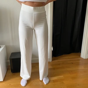 Vita kostymbyxor strl S/M - Vita ”kostymbyxor” från Nelly, står storlek S på men skulle även passa M!