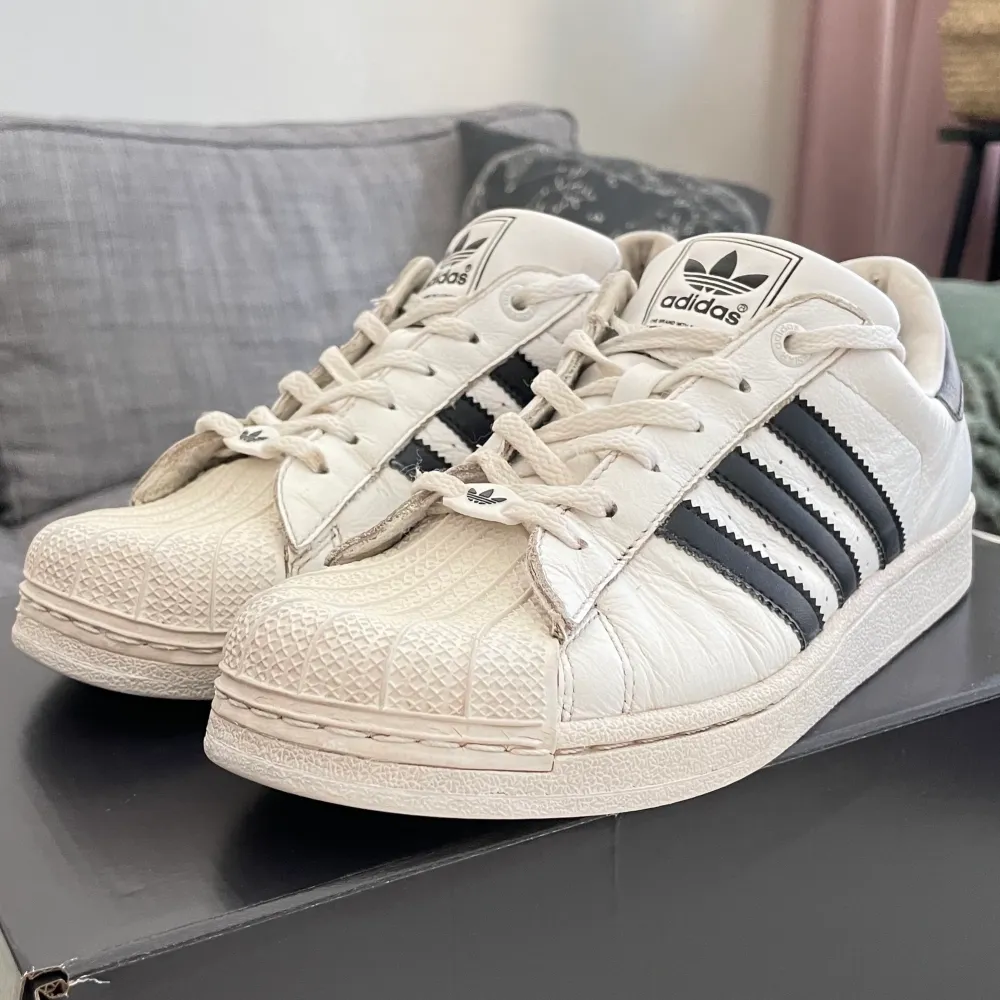 En väldigt one-of-a-kind retro Adidas Superstar sneaker med skosnöre pin! Dem är noggrant rengjorda och uppfräschade trots sina slitningar! (24 i cm) men dem är något breda! Jätte sköna inuti med silkesfodring! . Skor.