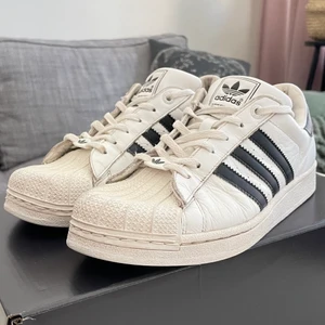 Adidas superstar  - En väldigt one-of-a-kind retro Adidas Superstar sneaker med skosnöre pin! Dem är noggrant rengjorda och uppfräschade trots sina slitningar! (24 i cm) men dem är något breda! Jätte sköna inuti med silkesfodring! 