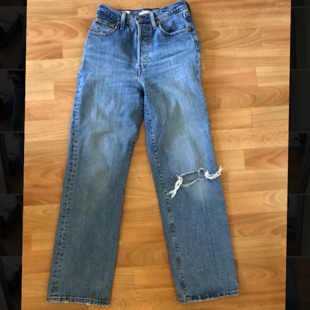 Levi’s jeans i modellen ribcage straight med ett hål på ena knät. Byxorna är i bra skick💕. Jeans & Byxor.