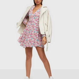 Klänning från Glamorous i strl 40 - Oanvänd klänning med prislappen kvar! Supergulligt mönster på en fin sommarklänning från Glamorous i strl 40🤎 nypris 349kr, jag säljer för 100kr! Köparen står för frakten🤍