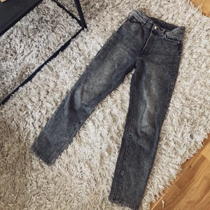 Svarta Mom jeans från H&M, stl. 34 - Svarta momjeans i stl. 34 från H&M, sparsamt använda.