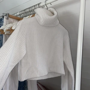 Linn Ahlborg NA-KD stickad tröja strl XS - Vit stickad tröja. Bra skick, knappt använd.