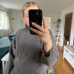 Stickad tröja - Finstickad tröja från zara. Färgen är brun/grå verkligen jätte fin höst färg. Knappt använd så i jätte fint skick. Tröjan har polokrage och slits.