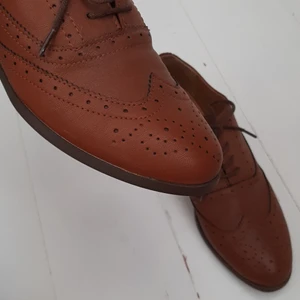 Fina läderskor - Jätte fina lägerskor från H&M, jätte bra skick💖 160 kr + 62 kr frakt