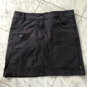 minikjol  - Kort mini kjol i cargo material i supersnygg mörklila färg, säljer pga för stor storlek tyvärr