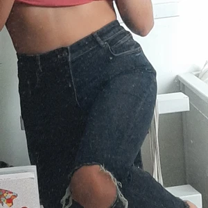 Zara jeans  - Fina Zara jeans med hål vid knäna💕💕 100kr +45 kr frakt