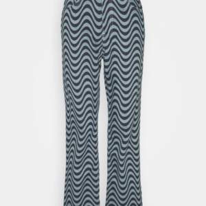 Supercoola jeans från The Ragged Priest i modellen ”Wave print dad” som tyvärr är lite stora för mig. Ska dessutom flytta i slutet av September och behöver rensa ur garderoben😅                                             Frakt tillkommer!!✨