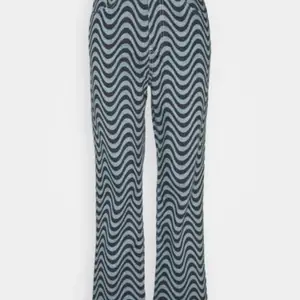 Supercoola jeans från The Ragged Priest i modellen ”Wave print dad” som tyvärr är lite stora för mig. Ska dessutom flytta i slutet av September och behöver rensa ur garderoben😅                                             Frakt tillkommer!!✨