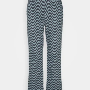 Jeans, Ragged priest  - Supercoola jeans från The Ragged Priest i modellen ”Wave print dad” som tyvärr är lite stora för mig. Ska dessutom flytta i slutet av September och behöver rensa ur garderoben😅                                             Frakt tillkommer!!✨