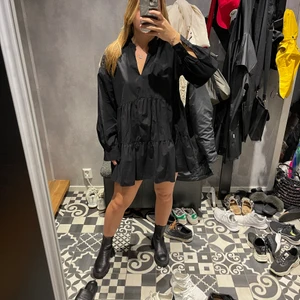 Svart poplinklänning  - Jättefin och skön poplinklänning från BikBok! Jättesnygg till hösten!! Frakt tillkommer i priset! 