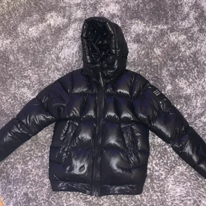 Peak jacka - Säljer min jättefina vinterjacka från peak performance! Den är i storlek s men är ganska stor så passar även en m. Köpte den 2020 och har inga som helst skador och är i jättefint skick! Köpt för 2500💖