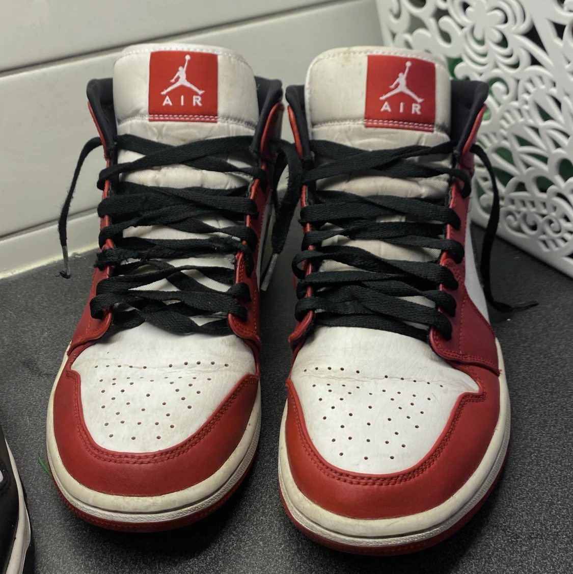 Jordan 1 mid Chicago white heel