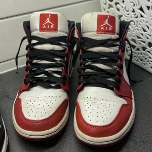 Jordan 1 mid Chicago white heel - Skick 7/10 väl använda, fler bilder i pm, box och kvitto ingår.