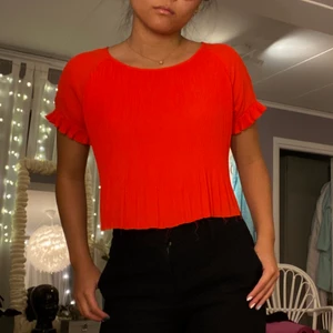 Top - Gullig top från veromoda i stl XS. Ljus röd färg är tröjan men på bilden ser det lite orange ut.