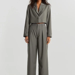 GINA TRICOT LINDA TROUSERS - Säljer mina grå kostymbyxor från Gina, strl 38! Slutar ungefär vid fotknölen på mig som är 173. Har använt dem 1 gång sen jag köpte dem så i kanonbra skick 🧡