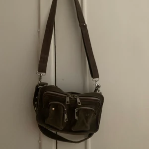Nunoo bag i manchestertyg - Snygg Nunoo bag i brunt manchestertyg 💕
