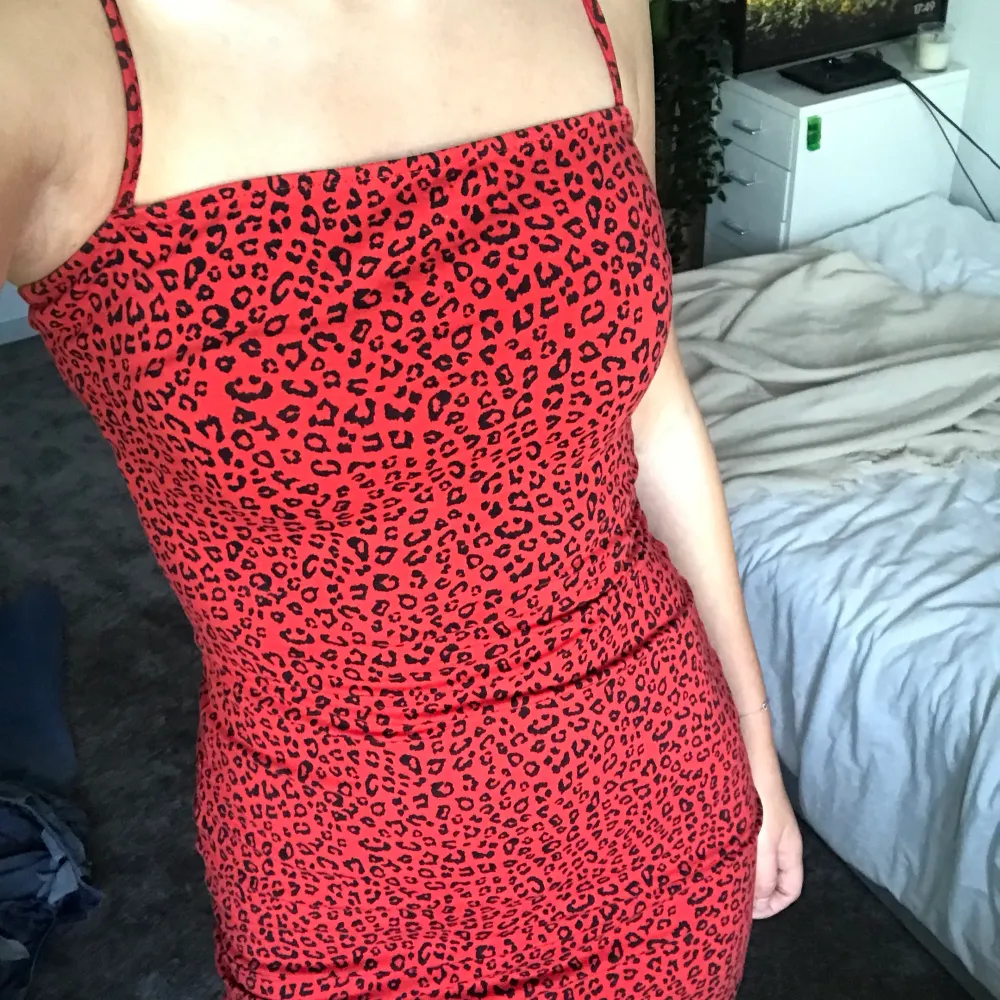 Säljer denna röda klänning från h&m, då den inte kommer till användning💗 köparen står för frakt . Klänningar.
