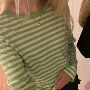 grön randig tröja 💚💚 - säljer min fina gröna tröja med ränder på då den inte kommer till användning längre 😔😔 från Monki och är i jättefint skick 💚💚💚💚 köparen står för frakten <3
