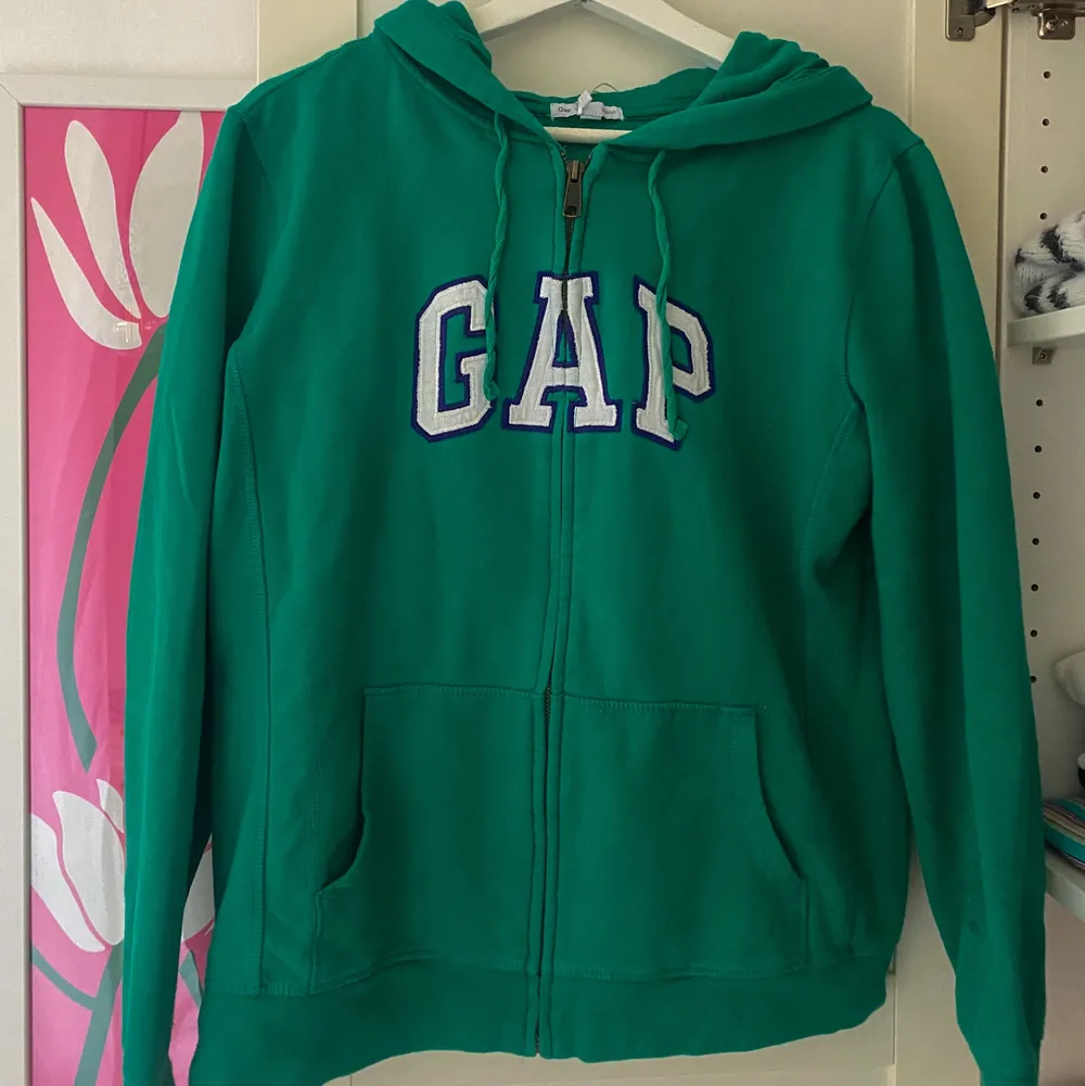 zip up hoodie från gap köpt second hand! Superfin färg och jättebra skick! BUD ÄR BINDANDE!. Hoodies.