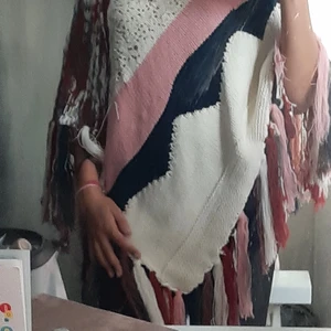 Poncho Desigual - Fin Poncho från Desigual, nästan oanvänd och därför i mycket bra skick, strl M/L 💖 200 kr + frakt