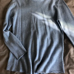 Tröja från Fiore strl M - Jättemysig ljusblå tröja i cashmere. Perfekt nu till hösten och vintern🍂🧡 Köparen står för frakten, budgivning i kommentarerna!