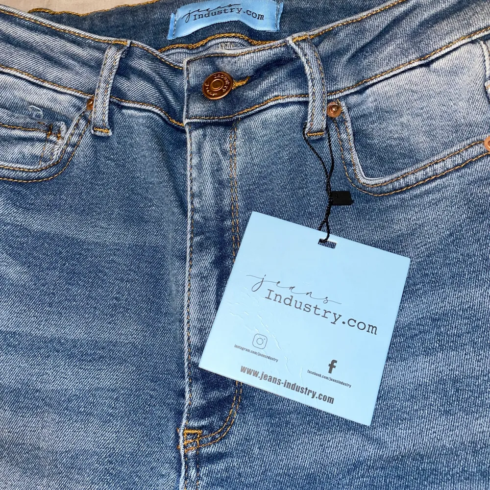 Helt nya och oanvända jeans (prislapp är kvar) från märket Jeansindustry. Storlek xs men väldigt stretchiga så passar en S också. De är lite korta på mig som är 165, annars är det väldigt fina jeans! Ord pris: 350. Jeans & Byxor.