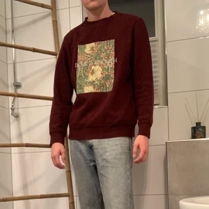 Vinröd tröja - Säljer en vinröd tröja med tryck (”love is enough”), snygg och inte särskilt använd. Säljer för att jag behöver rensa lite kläder nu :)