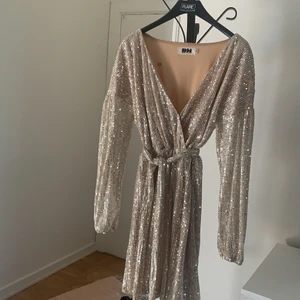 Klänning - Fin klänning som i sin helhet är i fint skick men har vissa skavanker som några paljetter gått av, inget märkvärdigt men kan skicka pm fler bilder om de önskas. Även en fläck på insidan som ej syns när man har på sig den🤗💖🌸