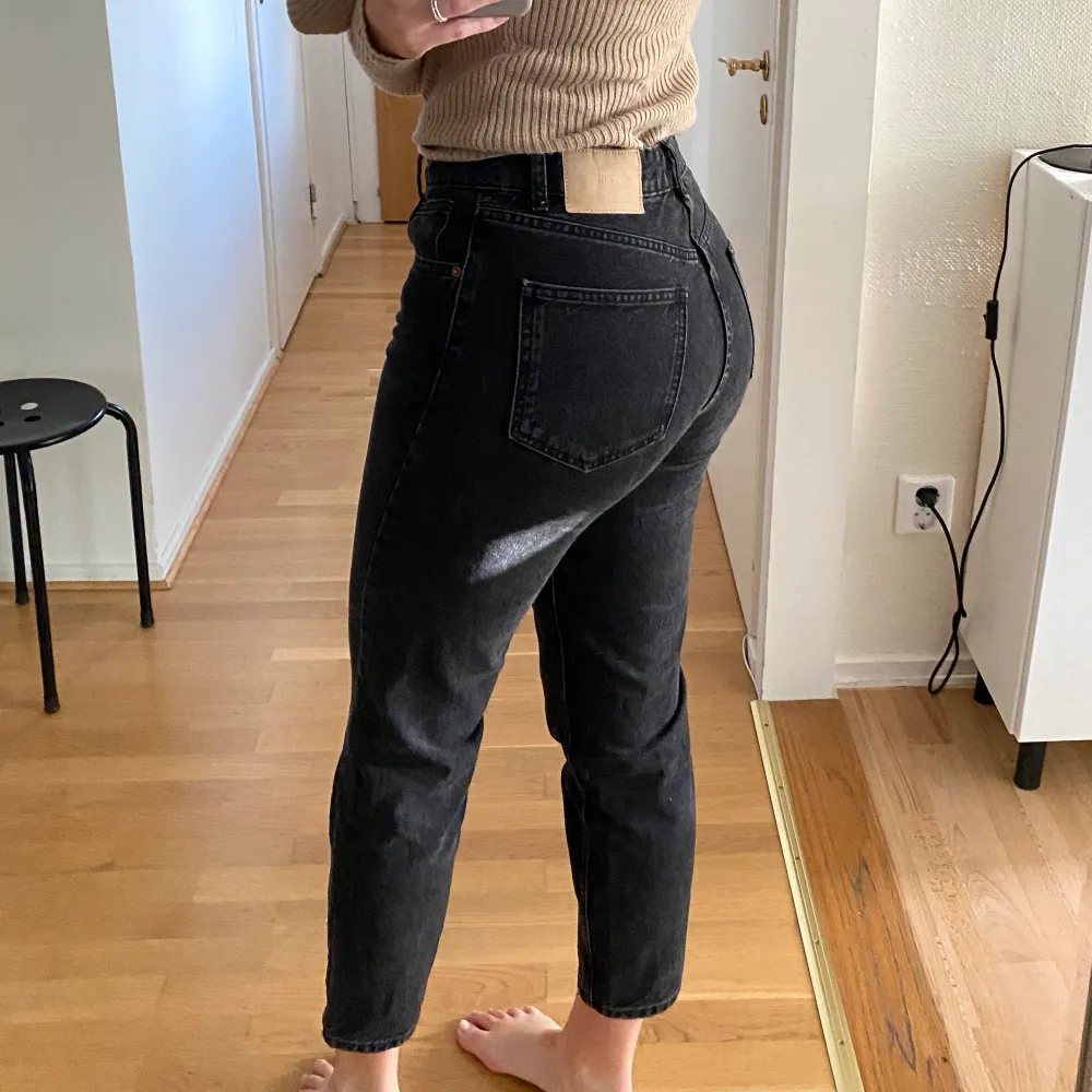 Mom jeans från Zara i storlek 38 💜 (frakt tillkommer). Jeans & Byxor.