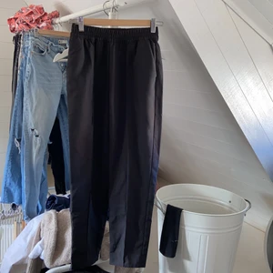 Svarta byxor strl 34 - Bra skick, knappt använd.