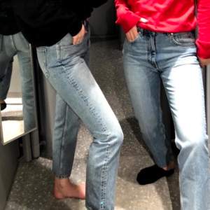 Arket raka jeans i jättebra skick. De är i storlek 36 har jag för mig men kan även passa 38. Nypris är 599 men säljer för 200💕
