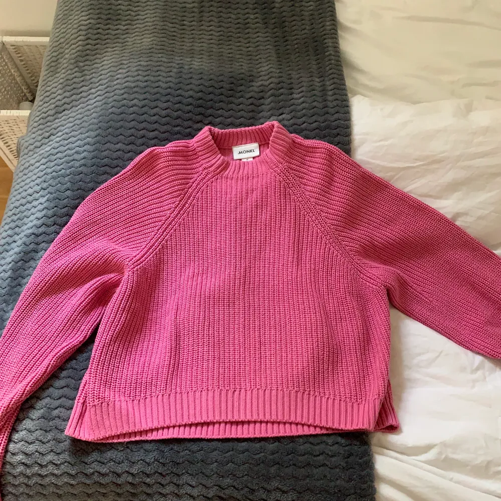 Superfin rosa stickad tröja från monki, helt slutsåld! Strl M och superbra skick. Passar till mycket 😍 kan frakta om köparen står för frakten 🚚 (säljer en exakt likadan i vit, vid intresse skriv🥰) . Stickat.