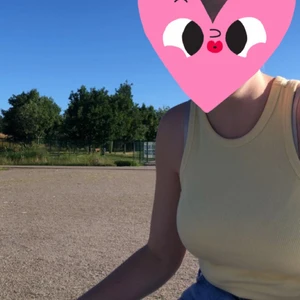 gult linne - gult linne från hm i storlek S. använd ganska mycket men fortfarande i mycket bra skick! skriv privat för fler bilder! 💕