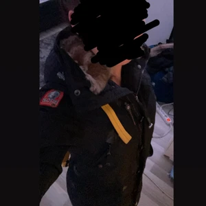 Parajumper jacka - ‼️Pälsen är borta på bilderna men den medföljer‼️Säljer min äkta parajumper jacka köpt 2019 och endast använd den vintern, den är i helt nytt skick och har ingen skada elr så. det låga priset då jag försökt få den såld ett tag. Köpt för 10000