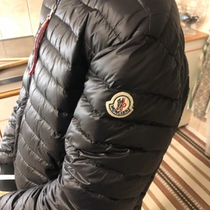 MONCLER dunjacka  - Hej! Säljer en helt ny oanvänd MONCLER dunjacka, storlek S/M. Fick denna som present, först till kvarn!!! Oseriösa köpare blockas!!!! Jackan har flera fickor och även snöre vid midjan ifall man vill knyta.