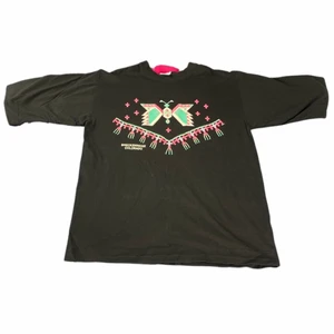 T-shirt  - Riktigt tjock! Liksom två stycken t-shorts insydda i varandra. ! Kolla gärna in mina andra annonser, erbjuder alltid samfrakt och mängdrabatt❣️😁