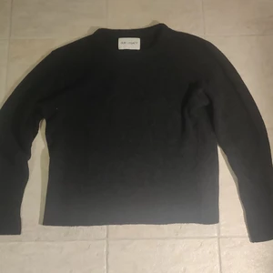 Our Legacy anthracite sweater - Tröja från our Legacy, storlek 52 men krympt så den sitter som en medium. Bud från 300:-
