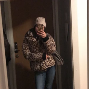 BikBok jacka - Säljer nu min vinterjacka från bikbok, köpt vintern 2019 knappt använd så i princip nyskick🤎 Strl S (Finns ej att köpa längre). Skulle säga att den är lite oversize också men passar mig perfekt som är 162.✨