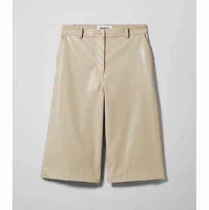 Weekday faux leather shorts - Fantastiska beiga shorts i fake läder som inte kommit till användning tillräckligt. Endast använda ca 2-3 gånger så i otoligt bra skick. Passar en person som bär M-L och är i storlek 40 högmidjade. Originalpris 400 kr säljer för 100. Köparen står för frakt, kontakta vid frågor.💫