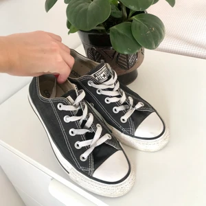Converse - Ett par låga svarta converse i storlek 36,5. Använda men har mycket kvar att ge! 