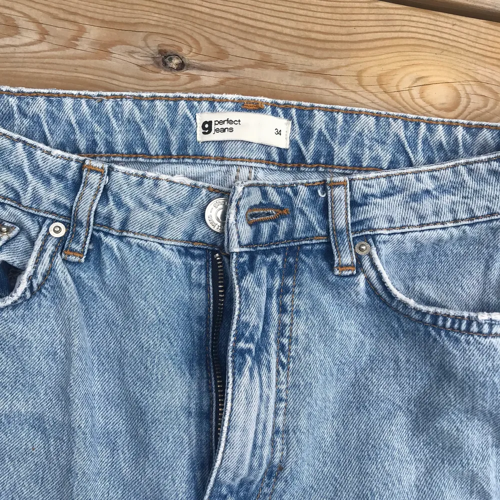 Säljer dessa jeans ifrån Gina tricot💕Var inte rädd att skicka efter fler bilder eller frågor!. Jeans & Byxor.