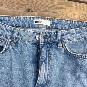 Säljer dessa jeans ifrån Gina tricot💕Var inte rädd att skicka efter fler bilder eller frågor!